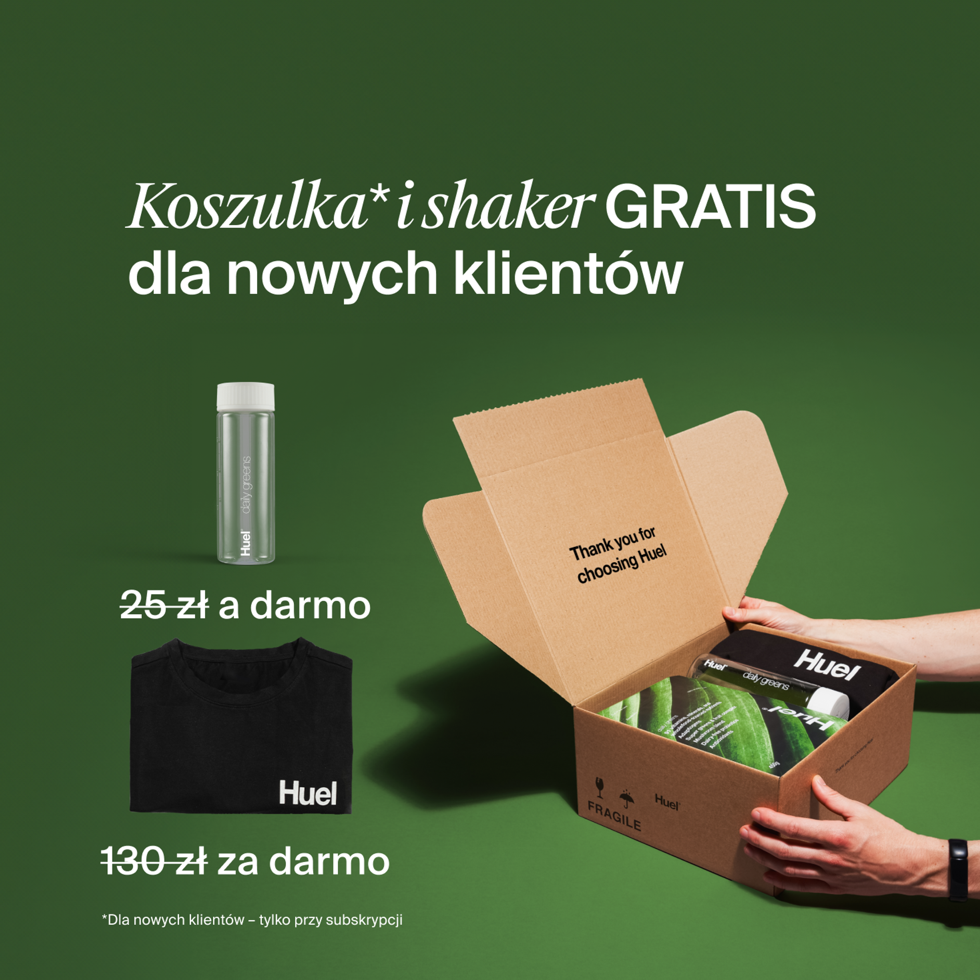Rozpakowywanie zamówienia Huel zawierającego proszek Daily Greens, czarną koszulkę Huel i przezroczystą butelkę na zielonym tle.
