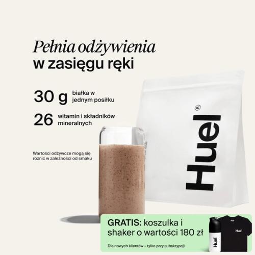 Torba Huel Powder obok szklanki z napojem Huel na neutralnym tle