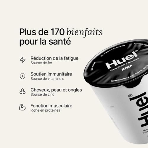 Personne tenant une fourchette dans un pot Instant Meal 
