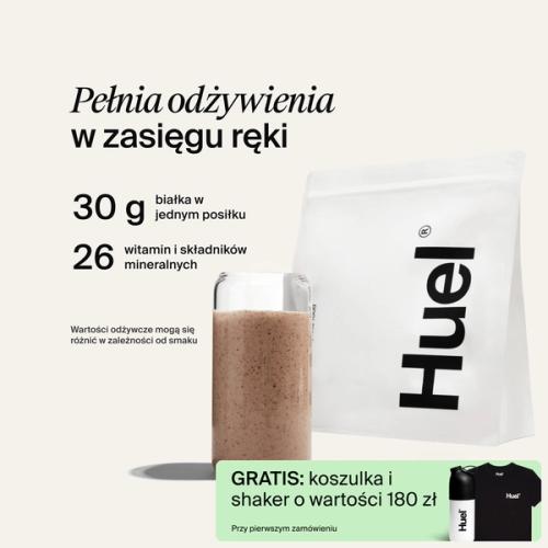 Torba Huel Powder obok szklanki z napojem Huel na neutralnym tle