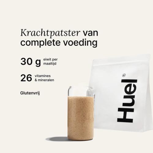 Een zak Huel-poeder naast een glas met een Huel-drankje op een neutrale achtergrond