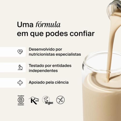 Bebida de proteína Huel RTD a ser servida num copo