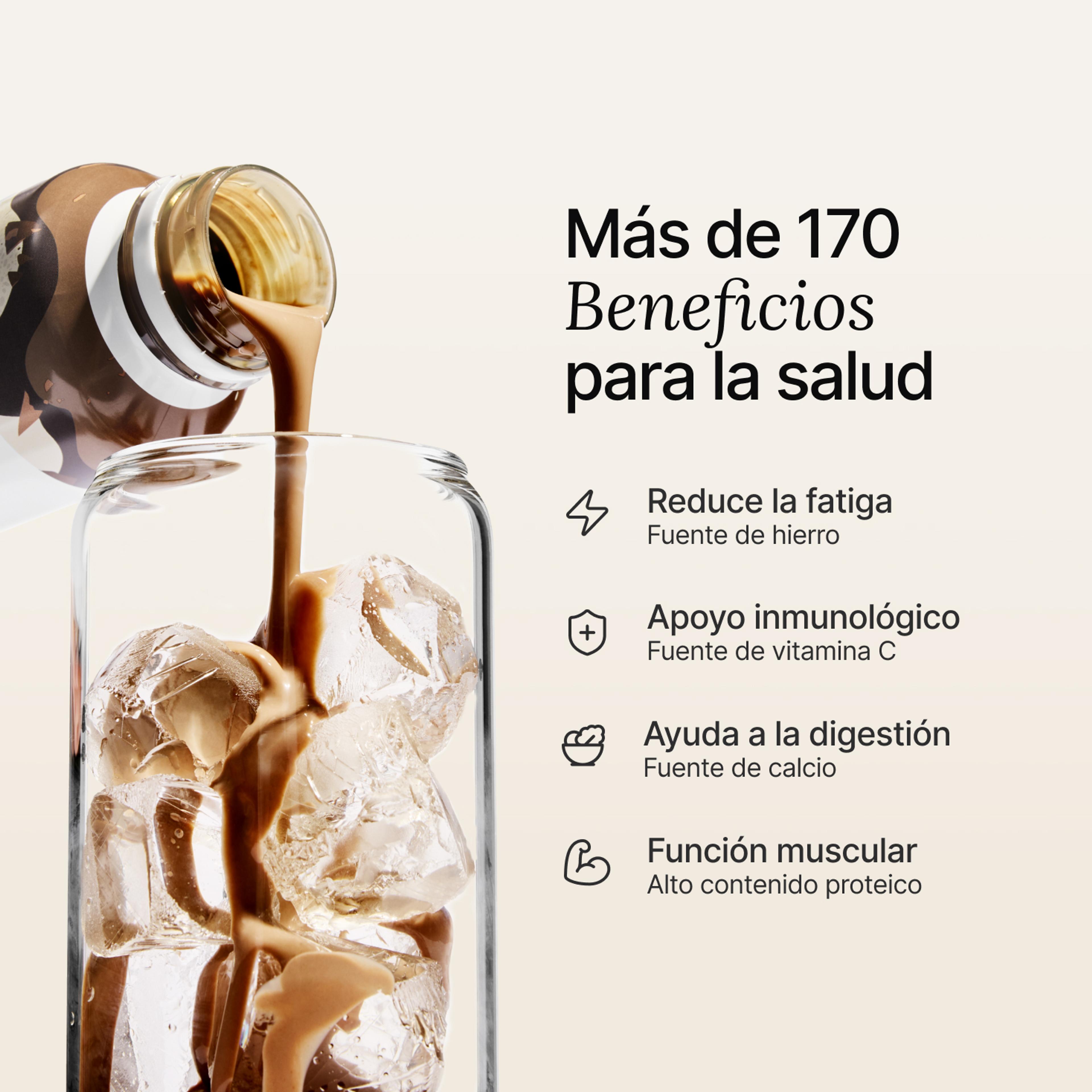 Bebida proteica Huel vertida de una botella lista para beber