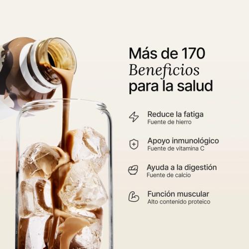 Bebida proteica Huel vertida de una botella lista para beber