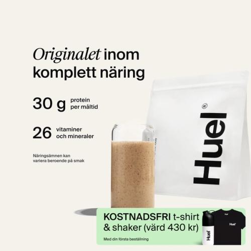 En påse Huel-pulver bredvid ett glas som innehåller en Huel-dryck på neutral bakgrund