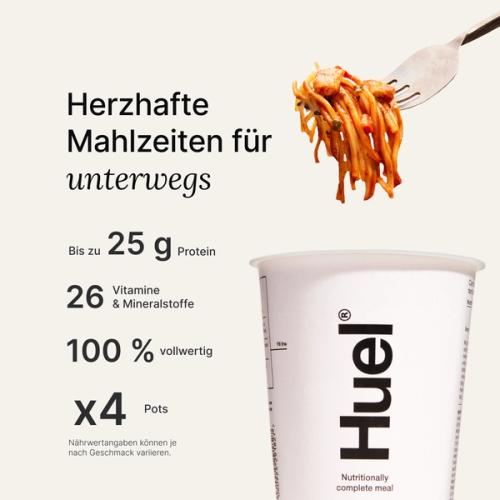 Eine Gabel mit würzigen Nudeln, die aus einem Pot mit Huel Hot & Savoury gezogen wird