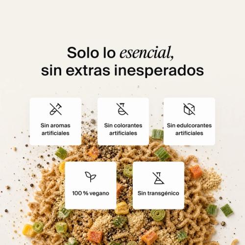 Verduras secas, hierbas y noodles mezclados sobre un fondo de color neutro
