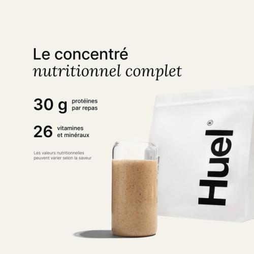 Image sur fond neutre d'un sachet de Huel Powder à côté d'un verre contenant une boisson Huel