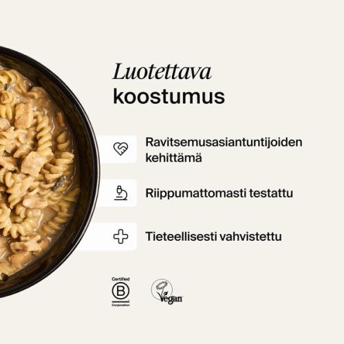 Kulhollinen Huel Hot & Savourya tuoreella chilillä ja korianterilla neutraalilla taustalla