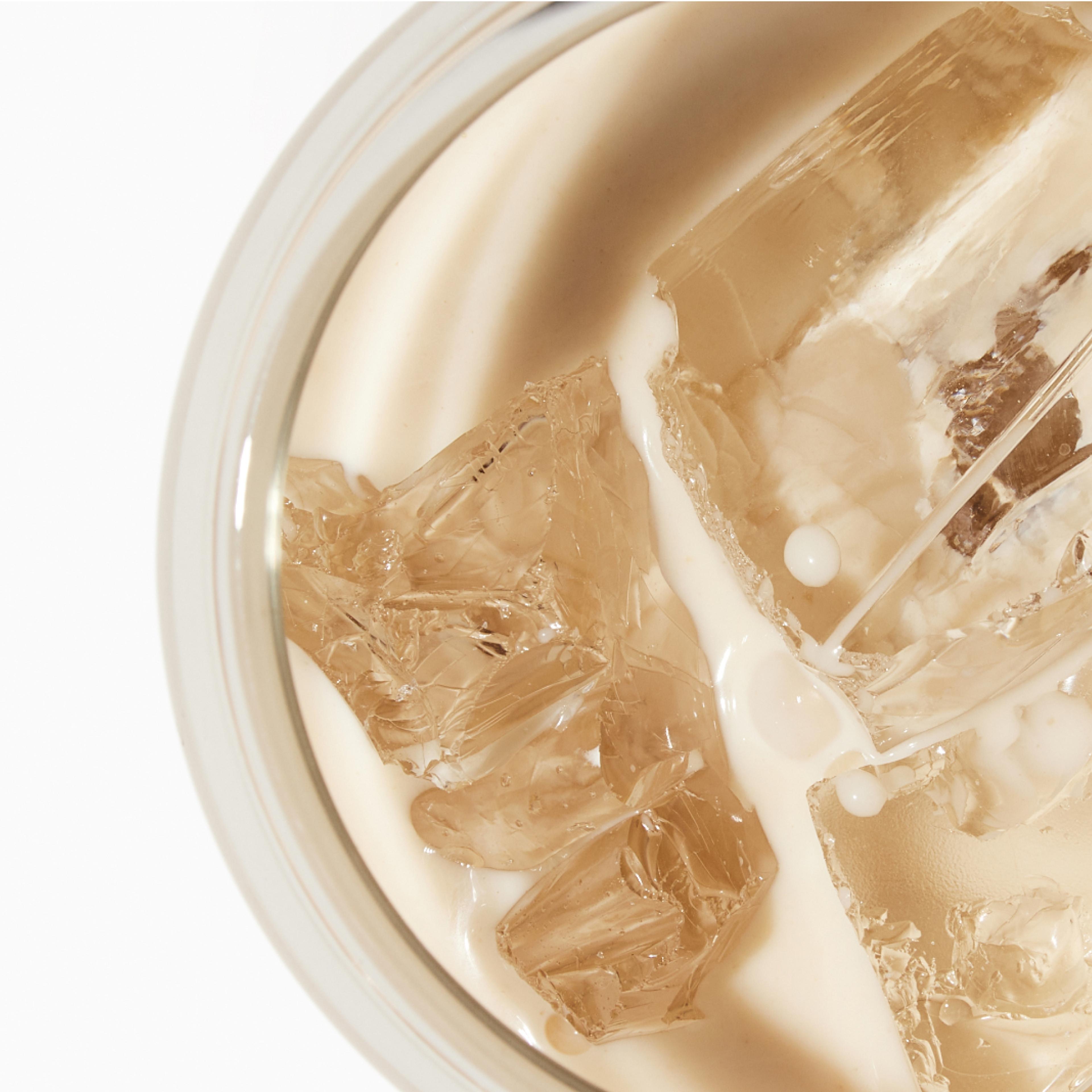 Foto des Proteindrinks Huel Ready-to-drink in einem Glas mit Eis