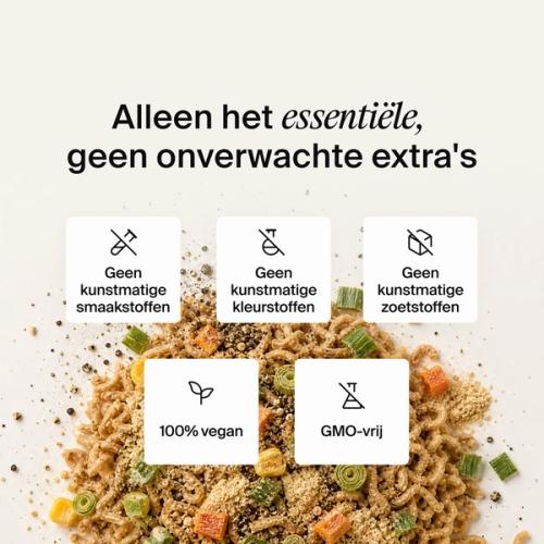 Gedroogde groenten, kruiden en noedels gemengd op een neutrale achtergrondkleur