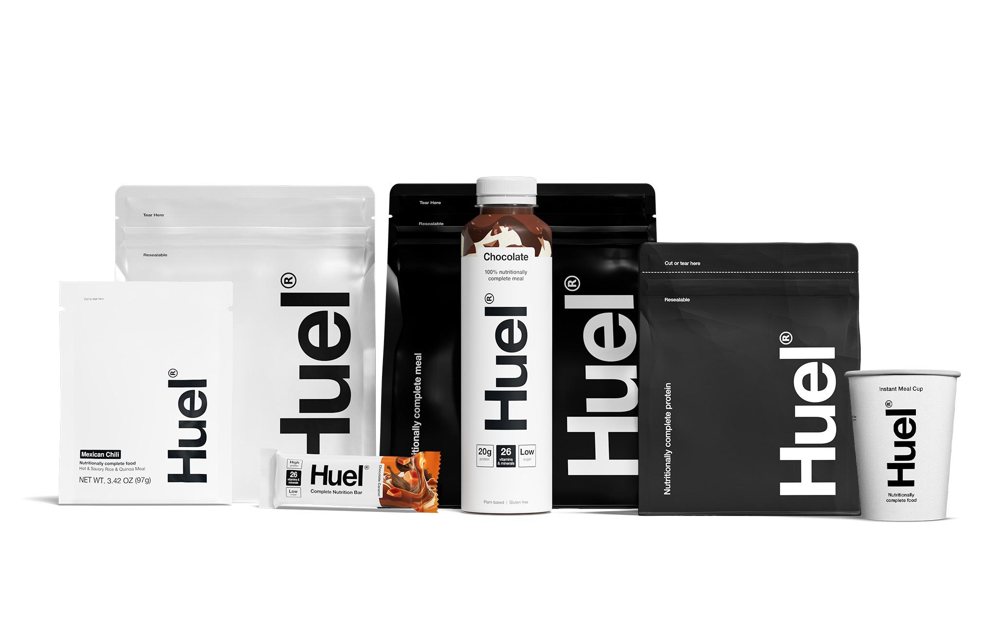 Et udvalg af Huel-produkter, fra veganske instantmåltider til pulvershakes som måltidserstatning og proteinrige ready-to-drink-flasker.