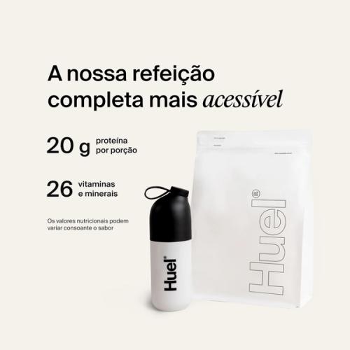 Uma saqueta branca de Huel Essential e um Huel shaker sobre um fundo de cor neutra