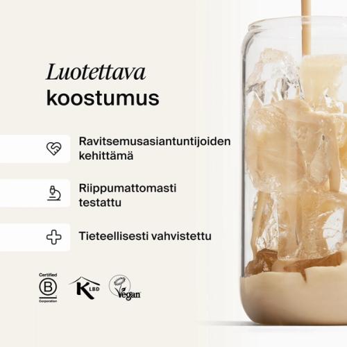 Huel-vaniljapirtelöä kaadetaan jäillä täytettyyn lasiin neutraalia taustaa vasten