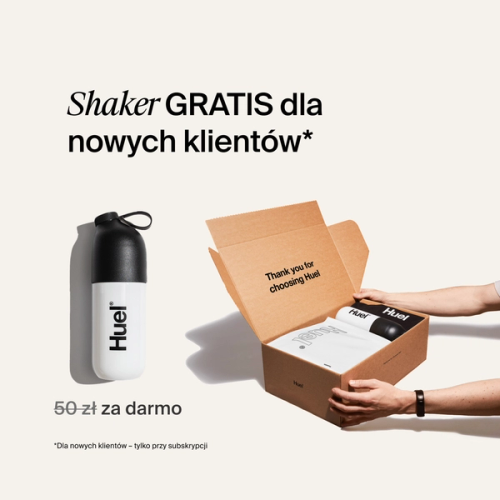 osoba trzymająca pudełko Huel zawierające biały woreczek z proszkiem i czarno-biały shaker na neutralnym tle