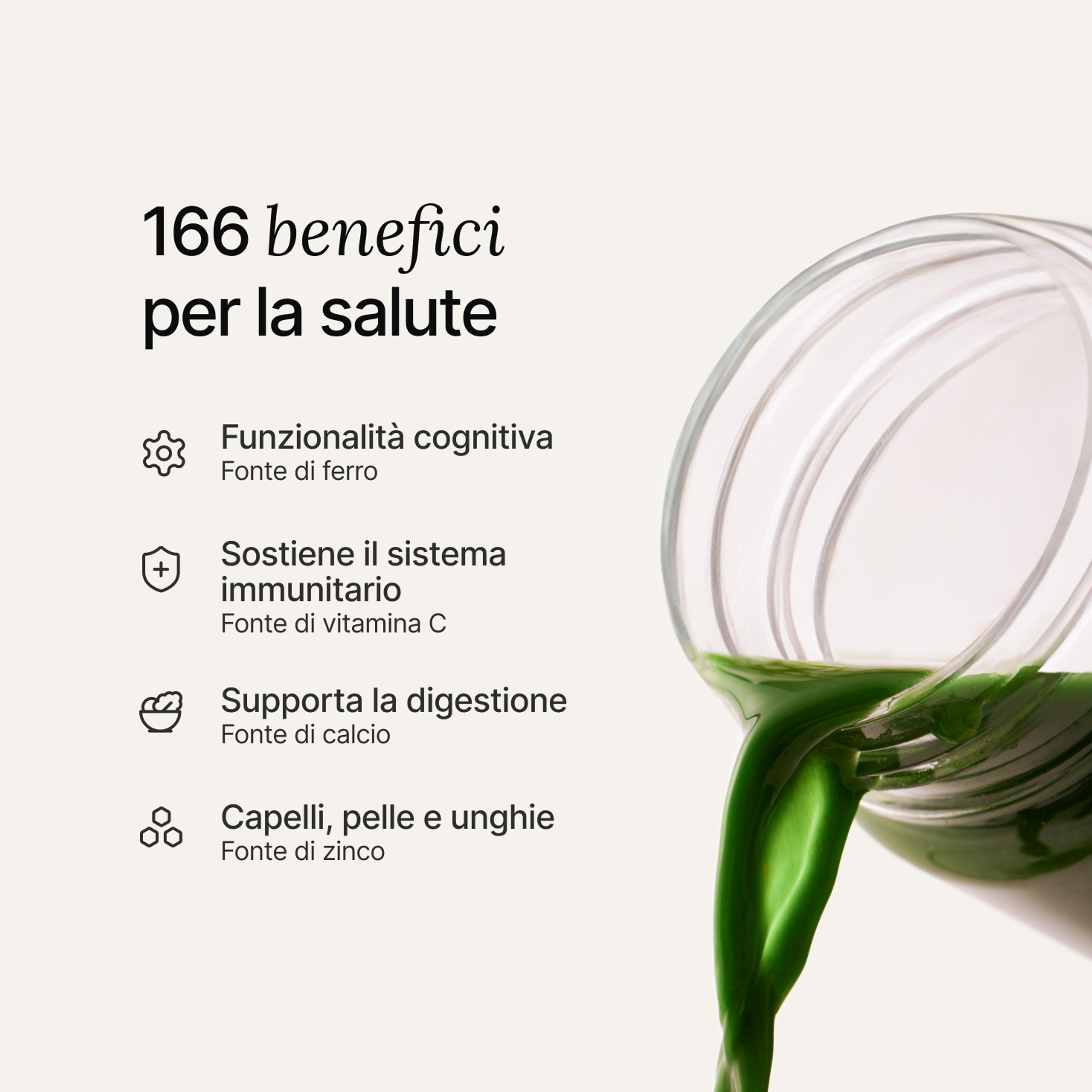Una mano che versa un misurino di Huel Daily Greens in uno shaker Daily Greens trasparente.