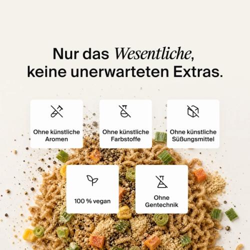 Getrocknetes Gemüse, Kräuter und Nudeln, gemischt auf einem neutralen Hintergrund.