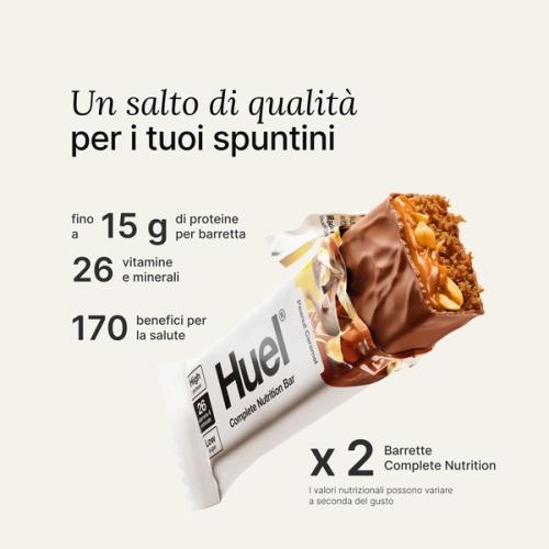Un'immagine di una barretta proteica Huel Complete Nutrition in un involucro strappato
