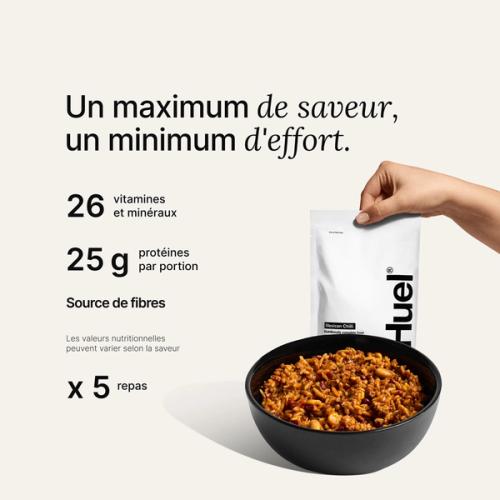 Sachet Huel Hot & Savoury sur fond de couleur neutre avec, à côté, l'inscription des bienfaits pour la santé.