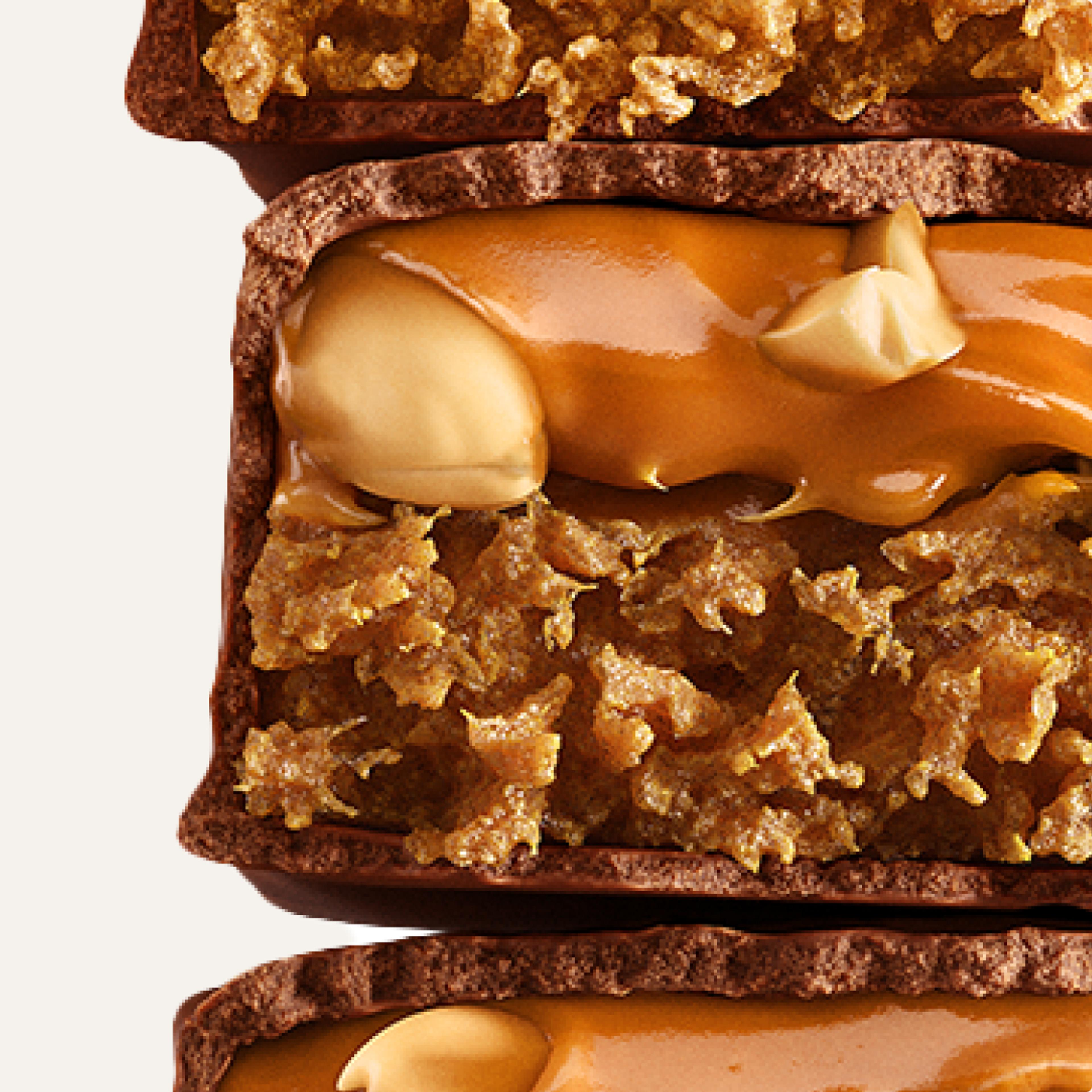 Nahaufnahme eines zerkleinerten Peanut Caramel Complete Nutrition Riegels
