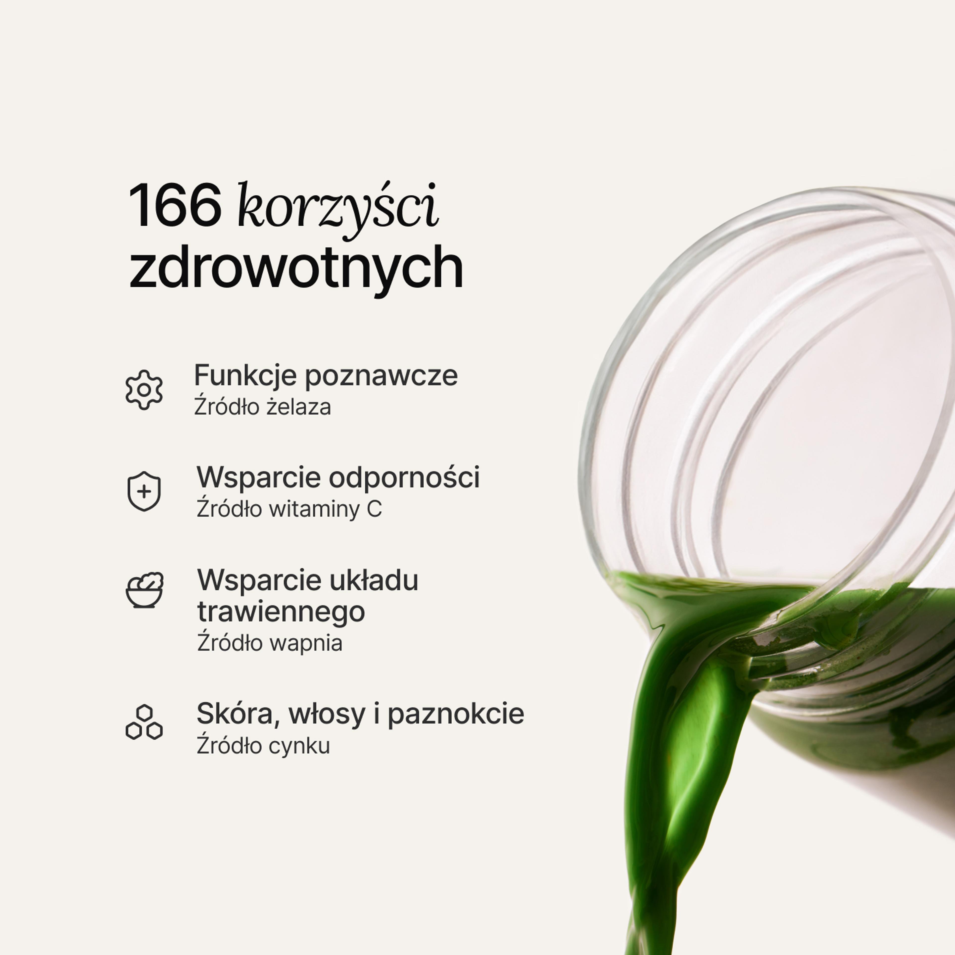 Ręka wsypująca miarkę Huel Daily Greens do przezroczystego shakera Daily Greens.