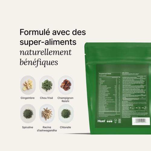Gros plan de bulles vertes formées par une boisson Daily Greens. Surfaces réfléchissantes et notes de couleurs arc-en-ciel.