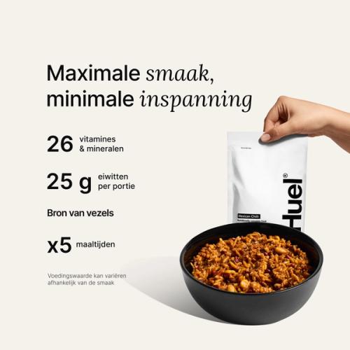 Huel Hot & Savoury zakje tegen een neutrale achtergrond met gezondheidsvoordelen ernaast geschreven