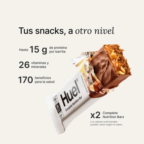 Imagen de una barrita de proteínas Huel Complete Nutrition con el envoltorio rasgado.