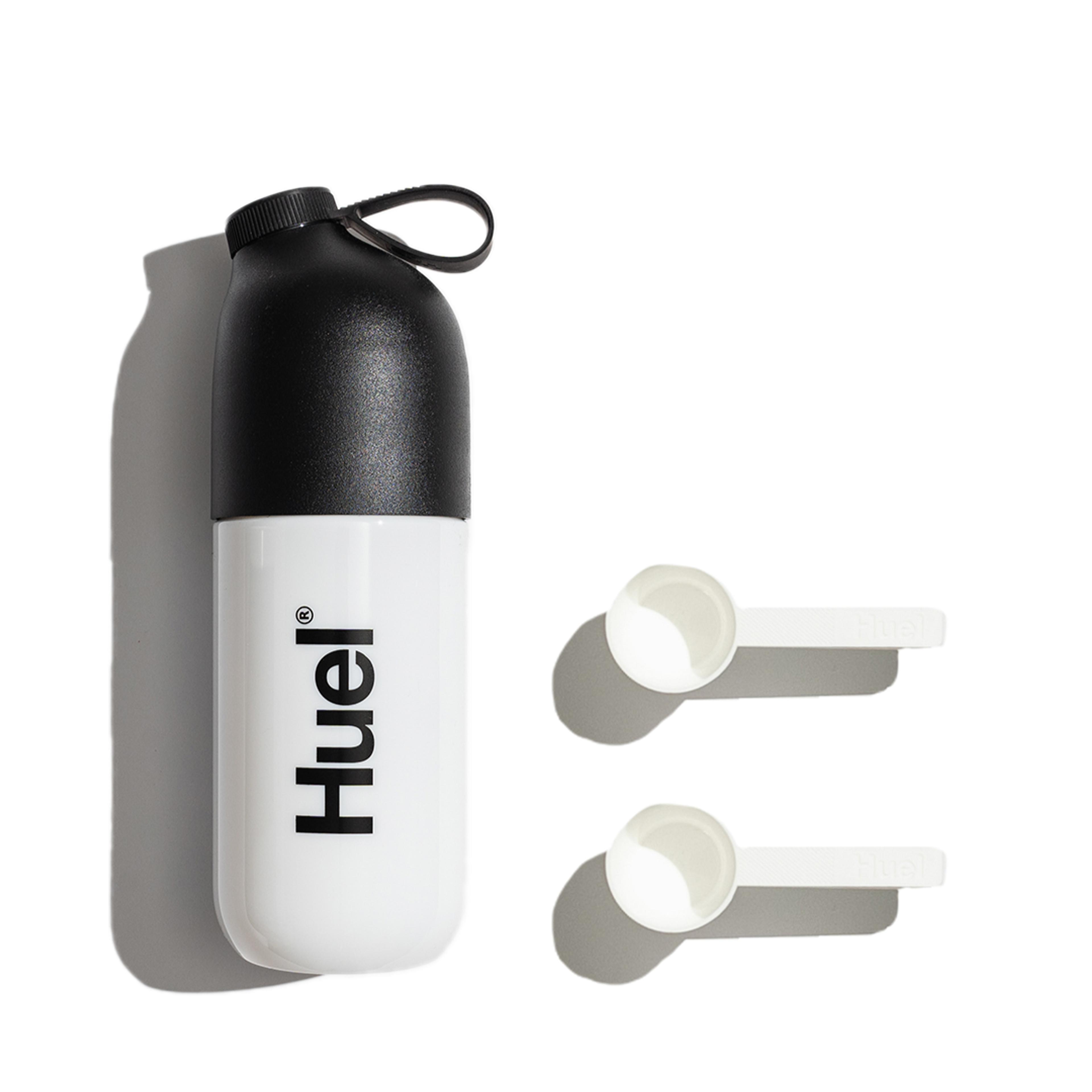 Huel Shaker neben zwei Scoops
