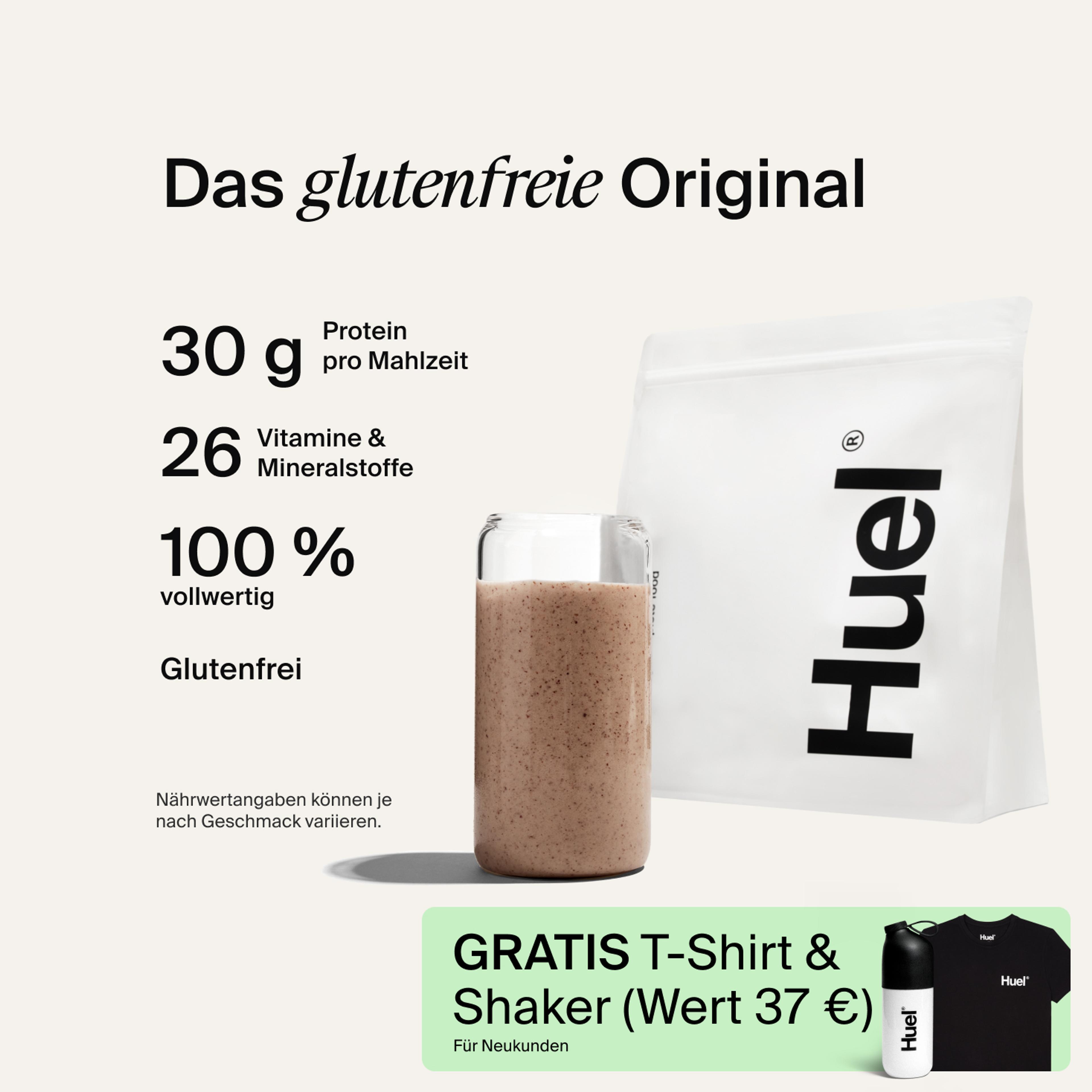 Ein Beutel Huel Pulver neben einem Glas mit einem Huel Drink vor einem neutralem Hintergrund