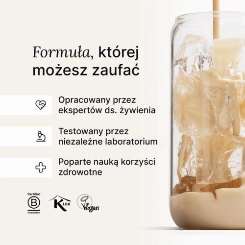 Koktajl waniliowy Huel wlewany do szklanki z lodem na neutralnym tle