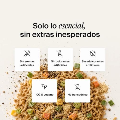 Verduras secas, hierbas y noodles mezclados sobre un fondo de color neutro
