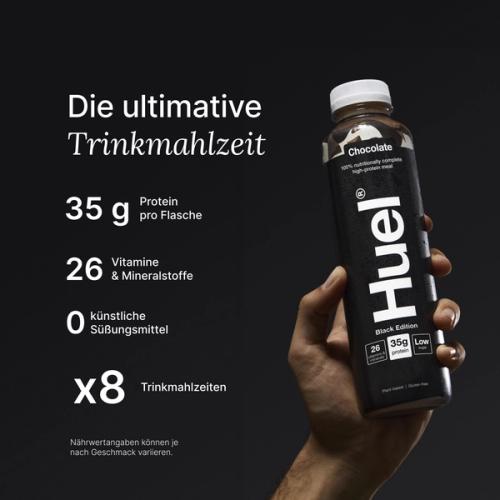 Eine Hand, die eine Flasche Huel Black Edition Ready-to-drink auf schwarzem Hintergrund hält