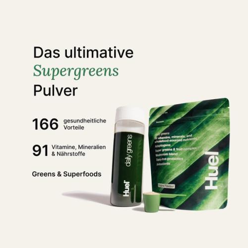Ein Bild von einem Daily Greens Shaker, einem Scoop und einem Beutel mit Nährwertangaben