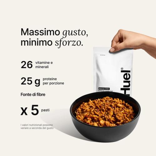 La busta di Huel Hot & Savoury su uno sfondo di colore neutro con accanto una scritta sui benefici per la salute.