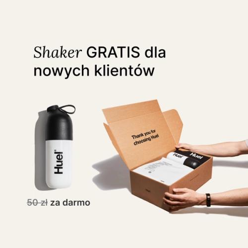 osoba trzymająca pudełko Huel zawierające biały woreczek z proszkiem i czarno-biały shaker na neutralnym tle
