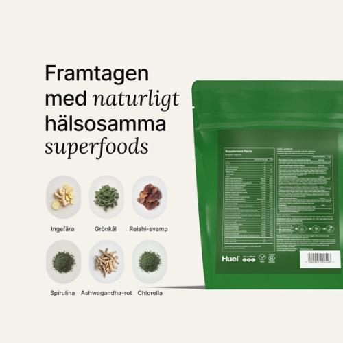 En närbild på gröna bubblor från Huel Daily Greens med reflekterande ytor och regnbågsfärger.