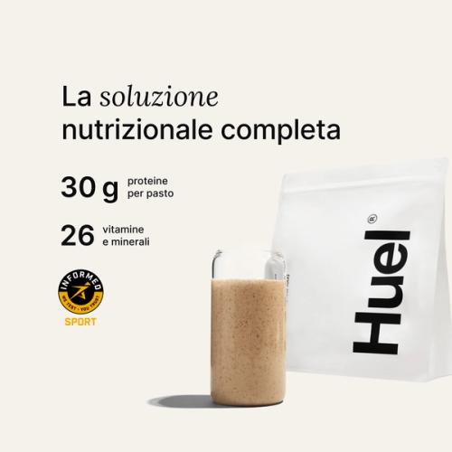 Una confezione di Huel Powder accanto a un bicchiere contenente una bevanda Huel su uno sfondo neutro