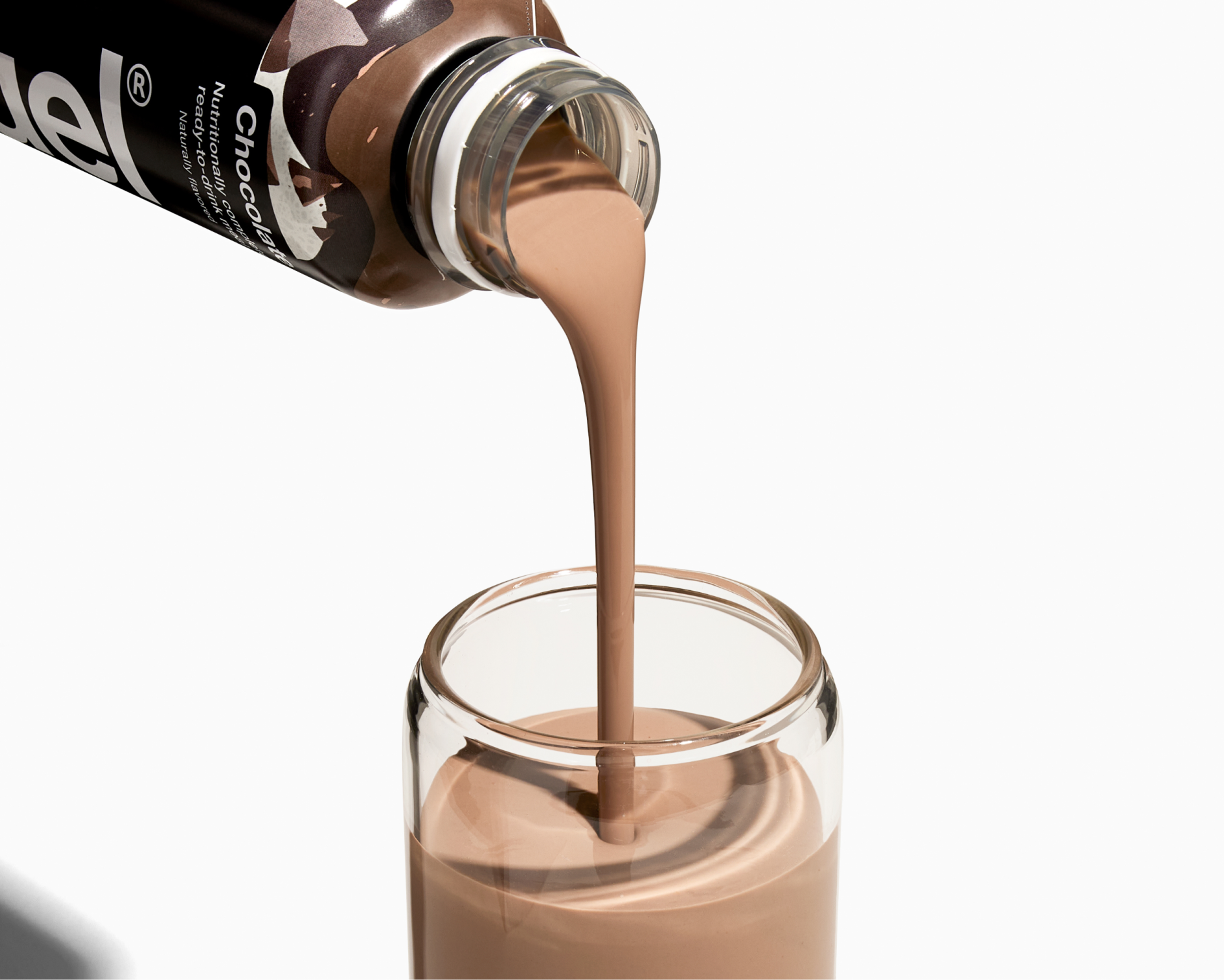 Ein Bild von trinkfertigem Black Edition Ready-to-drink, das in ein Glas gegossen wird