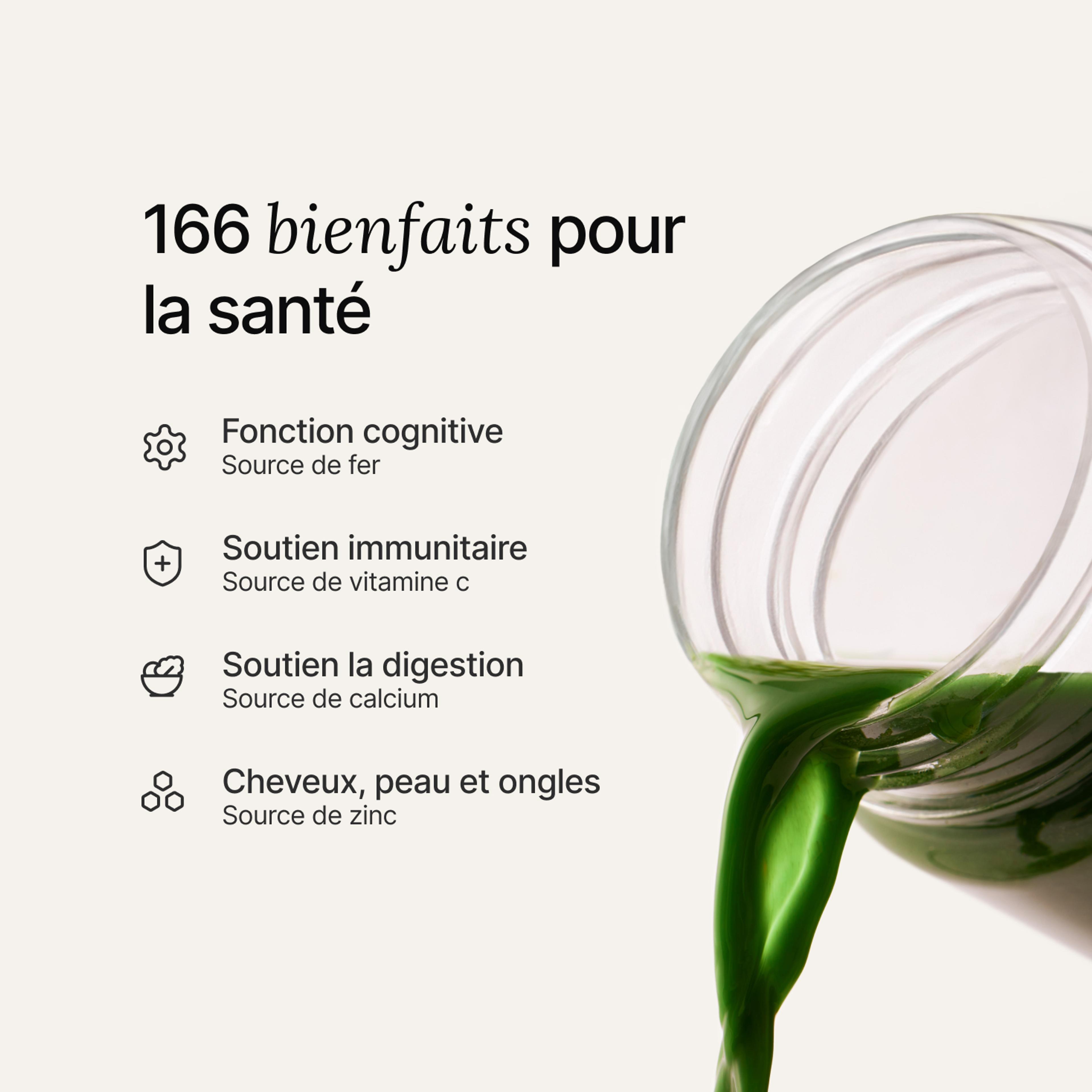 Image d'une main qui verse la poudre Daily Greens contenue dans une cuillère doseuse dans un shaker Daily Greens transparent.