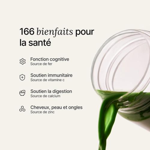Image d'une main qui verse la poudre Daily Greens contenue dans une cuillère doseuse dans un shaker Daily Greens transparent.