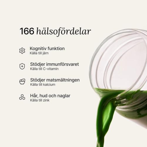 Hand som häller en skopa Huel Daily Greens-pulver i en genomskinlig Daily Greens-shaker.