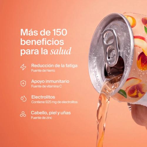 Se está vertiendo una lata DAZ. Tiene más de 150 beneficios para la salud, como menor fatiga, apoyo al sistema inmunitario,  electrolitos, y beneficios para el cabello, la piel y las uñas. 