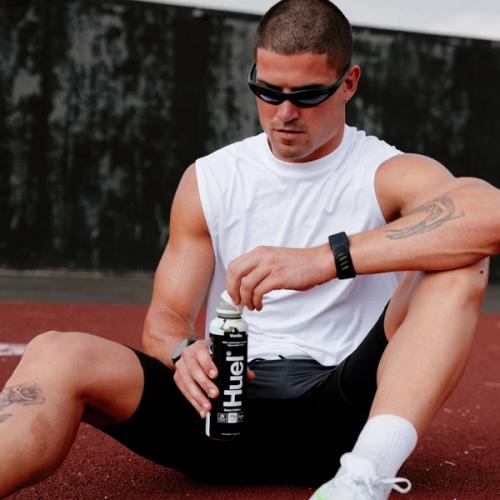 Alle Huel High-Protein Bundle Produkte neben einem schwarzen Huel T-Shirt und Shaker