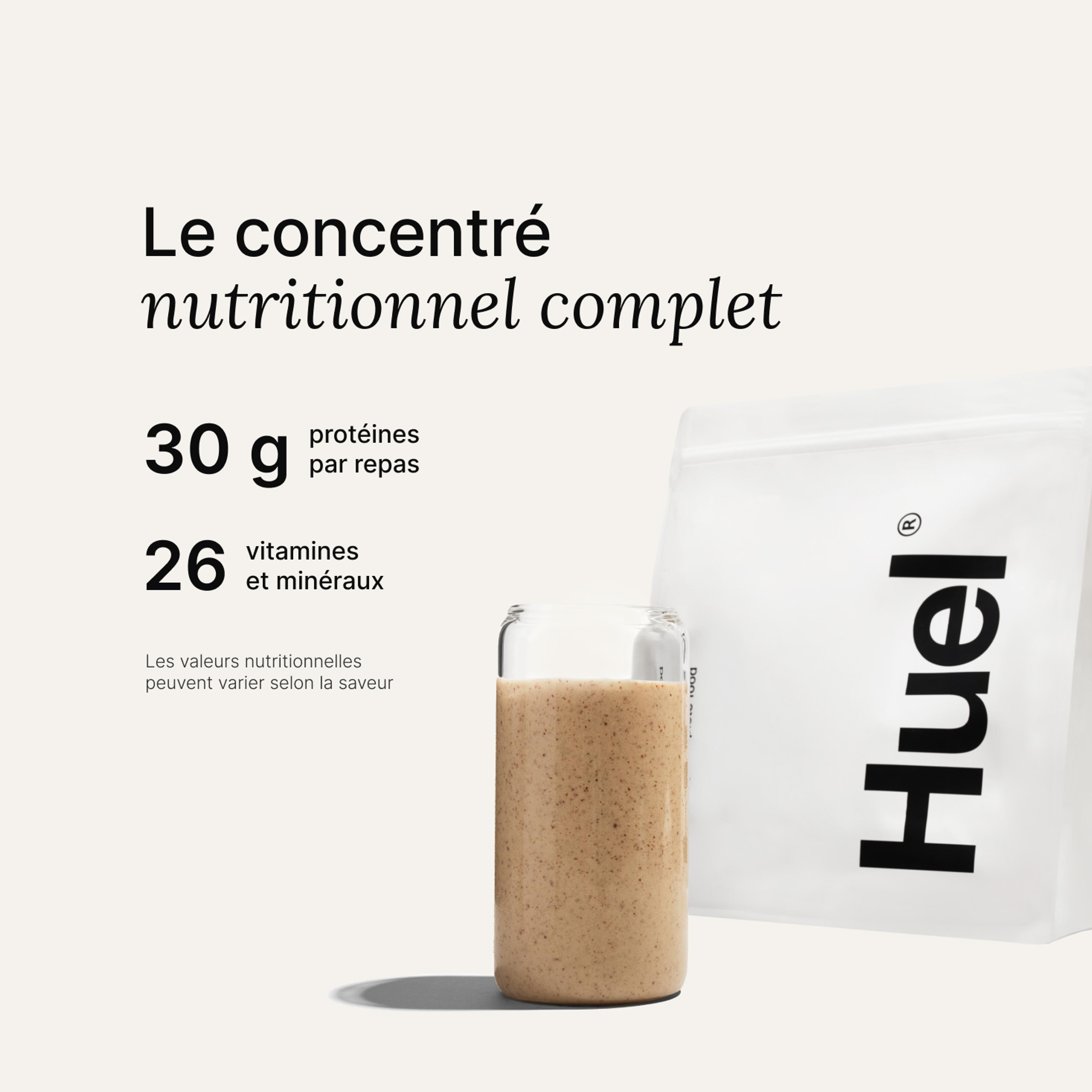 Image sur fond neutre d'un sachet de Huel Powder à côté d'un verre contenant une boisson Huel