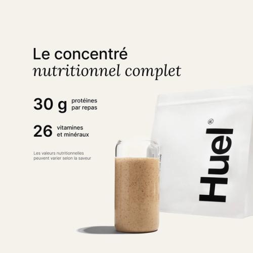 Image sur fond neutre d'un sachet de Huel Powder à côté d'un verre contenant une boisson Huel