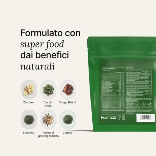 Primo piano delle bolle verdi di Huel Daily Greens con superfici riflettenti e riflessi arcobaleno.