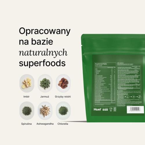 Zbliżenie zielonych bąbelków z Huel Daily Greens z odblaskowymi powierzchniami i tęczowymi cieniami.