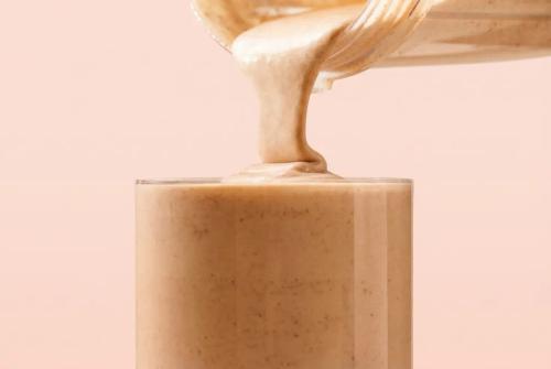 ピーチヨーグルトの質感がわかるように注がれている様子