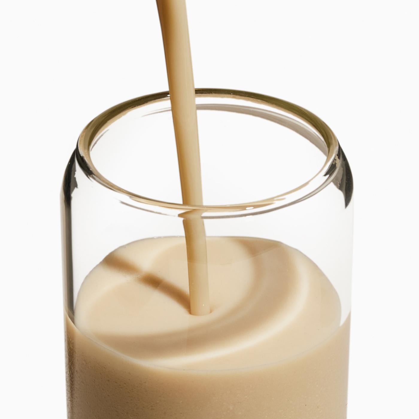 Complete Protein wird in ein Glas gegossen